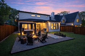 Terrace/patio - 6BD/5BA of Modern Elegance | Cinema, Games, HotTub (Dallas)