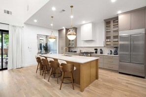Fridge, microwave, oven, stovetop - 6BD/5BA of Modern Elegance | Cinema, Games, HotTub (Dallas)