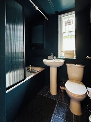 Hair dryer, towels, soap, toilet paper - Kensington Deluxe Suite: 1-bedroom home in London - A Grand Stay (London)