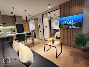 Deluxe Studio, Pool View | Living area