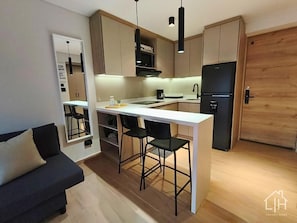 Deluxe Studio, Pool View | Private kitchen