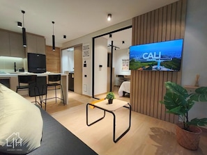 Deluxe Studio, Pool View | Interior