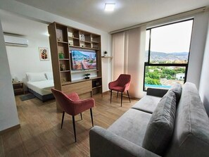 Studio Confort, vue piscine | Coin séjour | Télévision à écran plat