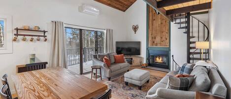 Een televisie, een open haard en een kantoor