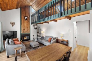 Fernseher, Kamin, Arbeitsbereiche