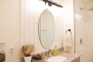 Bathroom - 《Luxurious Rooftop Terrace》Downtown Berlin (Millersburg)