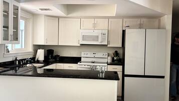 Een magnetron, een oven, een kookplaat, een vaatwasser