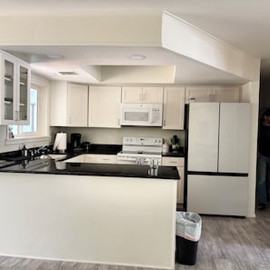 Microwave, oven, stovetop, dishwasher - 3-bedroom residence located in heart of Payson, suited for families with a dog (Payson)
