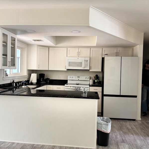 Microones, forn, placa de cuina i rentaplats 