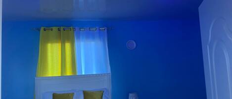 Caja fuerte, cortinas opacas, tabla de planchar con plancha