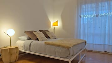 2 bedrooms, desk, iron/ironing board, WiFi