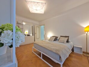 2 Schlafzimmer, Schreibtisch, Bügeleisen/Bügelbrett, WLAN