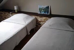 Tabla de planchar con plancha, wifi y ropa de cama