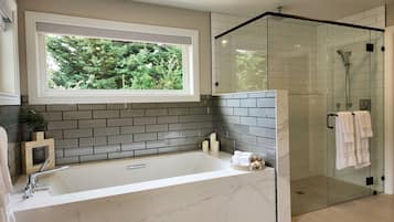 Douche, baignoire Ă jets, sĂšche-cheveux, serviettes fournies