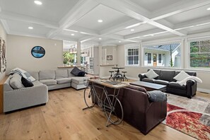 Una televisión, una chimenea