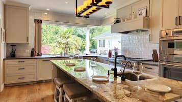 Micro-ondes, four, plaque de cuisson, lave-vaisselle