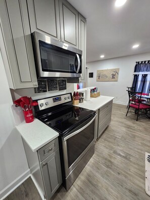 Refrigerador, microondas, horno, placa de cocina