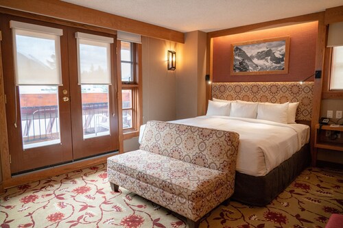 King Suite w/ Fireplace & Mountain Views