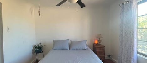 Tabla de planchar con plancha, wifi, ropa de cama