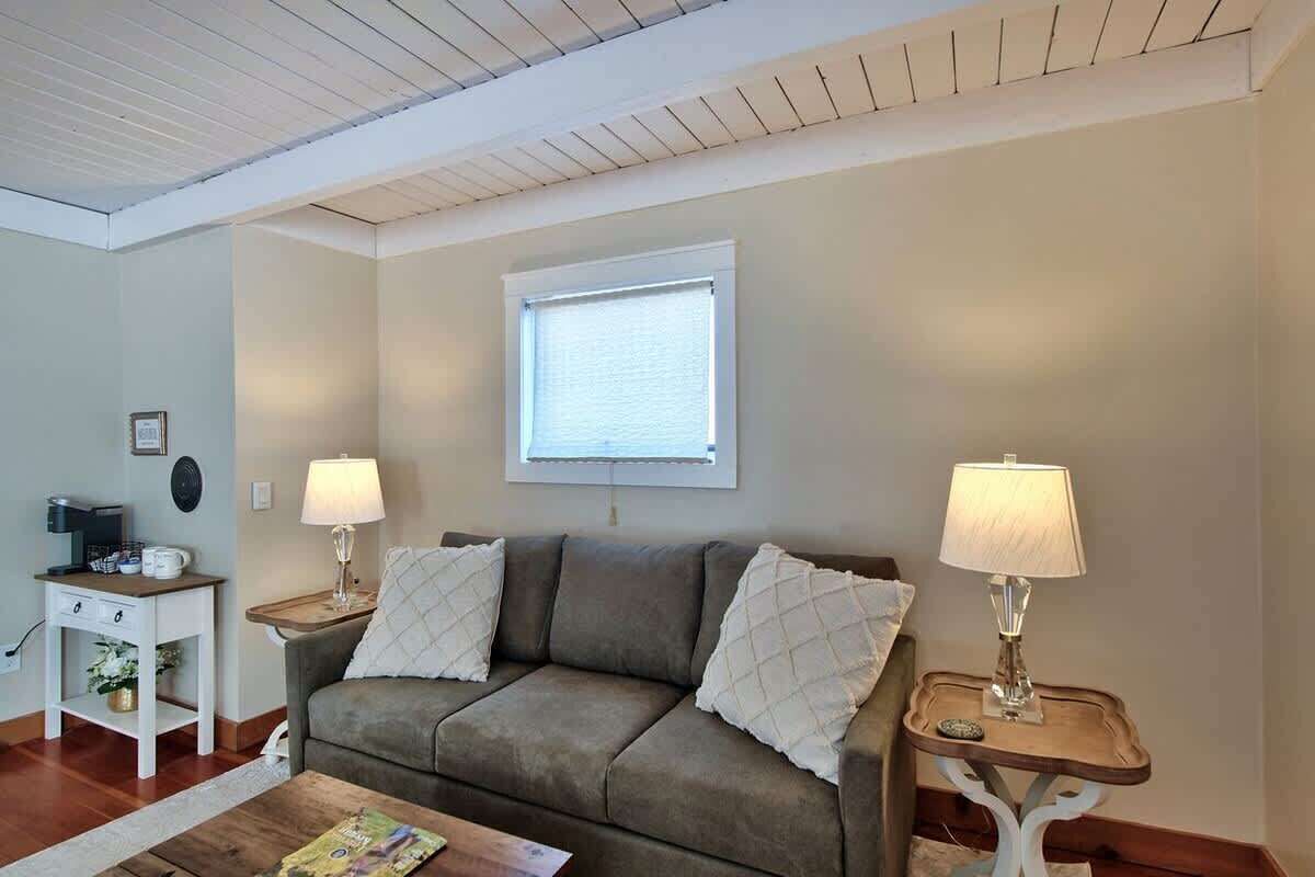 Televisión, chimenea y oficina 