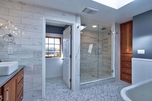 Shower, hair dryer, towels - Vintage Terrace Pied a Terr Suitee (Carlton)