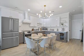 Fridge, microwave, oven, stovetop - Elegant 2BR-2BA Spacious Escape with Rooftop Near NYC (Jersey City)
