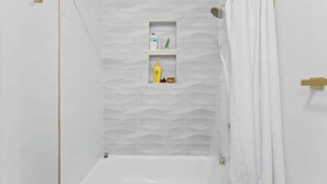 Douche, séchoir à cheveux, shampooing