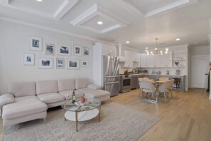 TV, offices - Elegant 2BR-2BA Spacious Escape with Rooftop Near NYC (Jersey City)