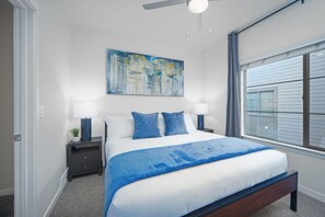 2 Schlafzimmer, Schreibtisch, Bügeleisen/Bügelbrett, Reisekinderbett