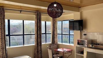 Chambre Double Standard, vue ville | Wi-Fi gratuit, draps fournis