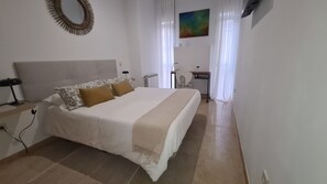 2 habitaciones, escritorio y tabla de planchar con plancha 