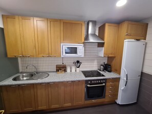 Frigorífic, microones, forn i placa de cuina 