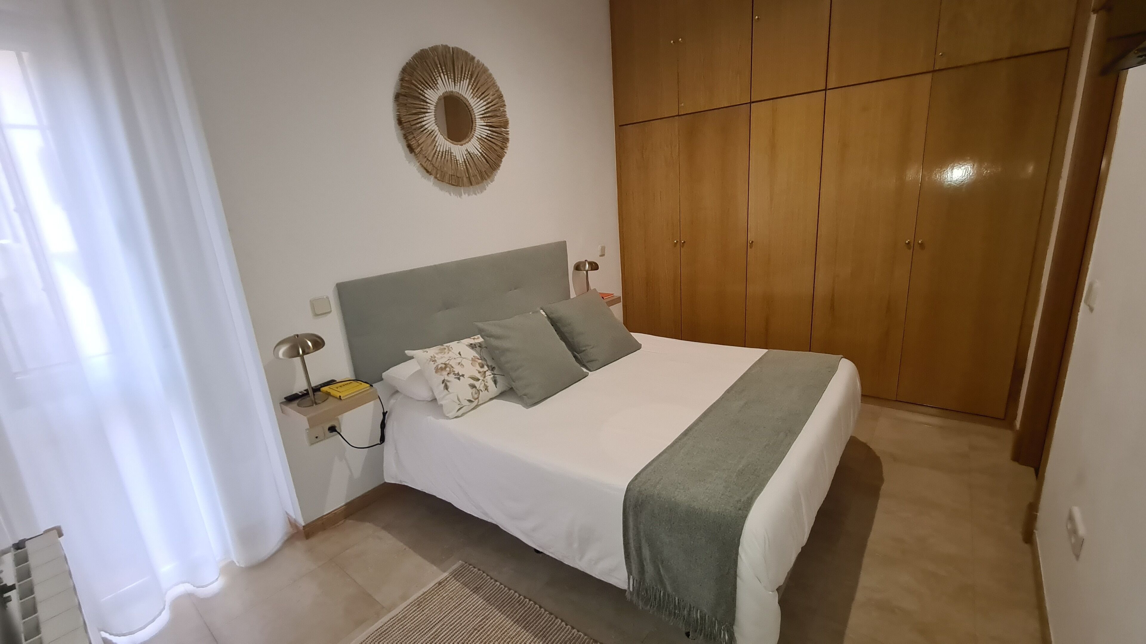 2 makuuhuonetta, työpöytä, silitysrauta/-lauta, ilmainen Wi-Fi