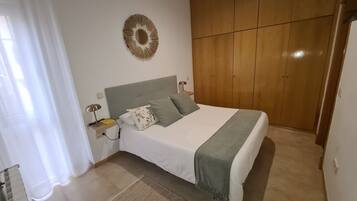 2 slaapkamers, een bureau, een strijkplank/strijkijzer, reisbedje