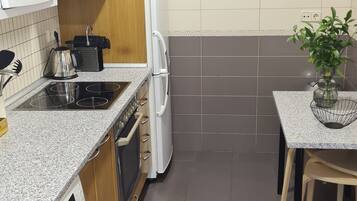 Een koelkast, een magnetron, een oven, een kookplaat