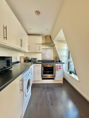 Fridge, microwave, oven, toaster - Eversholt View Apartment (London)