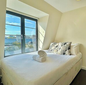 2 bedrooms, iron/ironing board, free WiFi, bed sheets - Eversholt View Apartment (London)