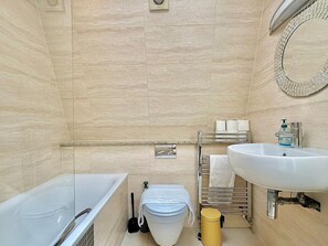 Shower, hair dryer - Eversholt View Apartment (London)