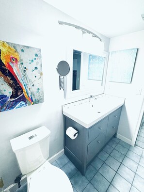 Dusche, Haartrockner, Handtücher, Toilettenpapier