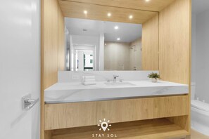 Shower, hair dryer, towels, shampoo - High Rise Haven with Pool, Cowork & Spa in Miami (Miami)