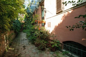 Property grounds - Domus Claudiae - FromHometoRome (Roma)