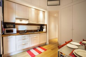 Fridge, microwave, stovetop, electric kettle - Domus Claudiae - FromHometoRome (Roma)