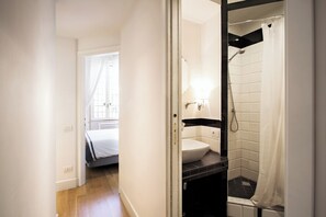 Regadera, secadora de cabello, bidet, toallas 