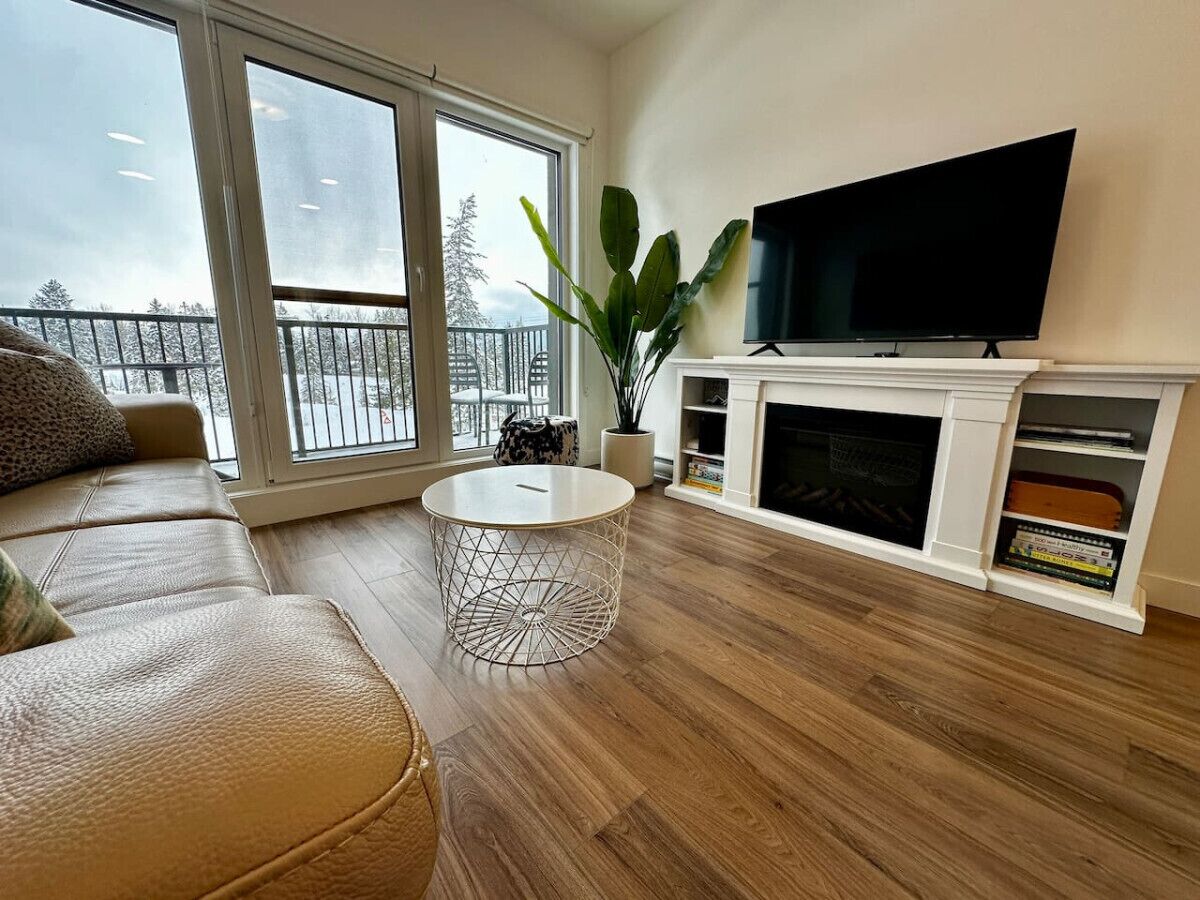 Een televisie en een open haard