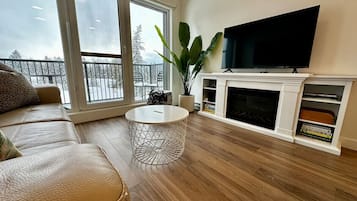 Een televisie en een open haard