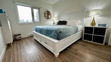 Een bureau, reisbedje, wifi, beddengoed