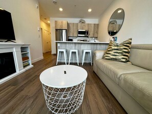 Smart TV, fireplace - Golden Moments - Downtown Condo (Golden)