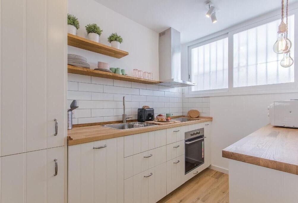 Microondas, horno, placa de cocina y lavavajillas