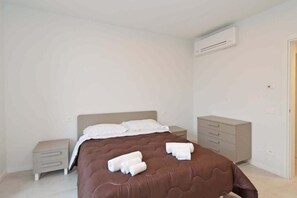 Een strijkplank/strijkijzer, wifi, beddengoed