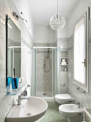 Shower, hair dryer, bidet, towels - Luxury Apartment Palazzo Vecchio with view (Firenze)